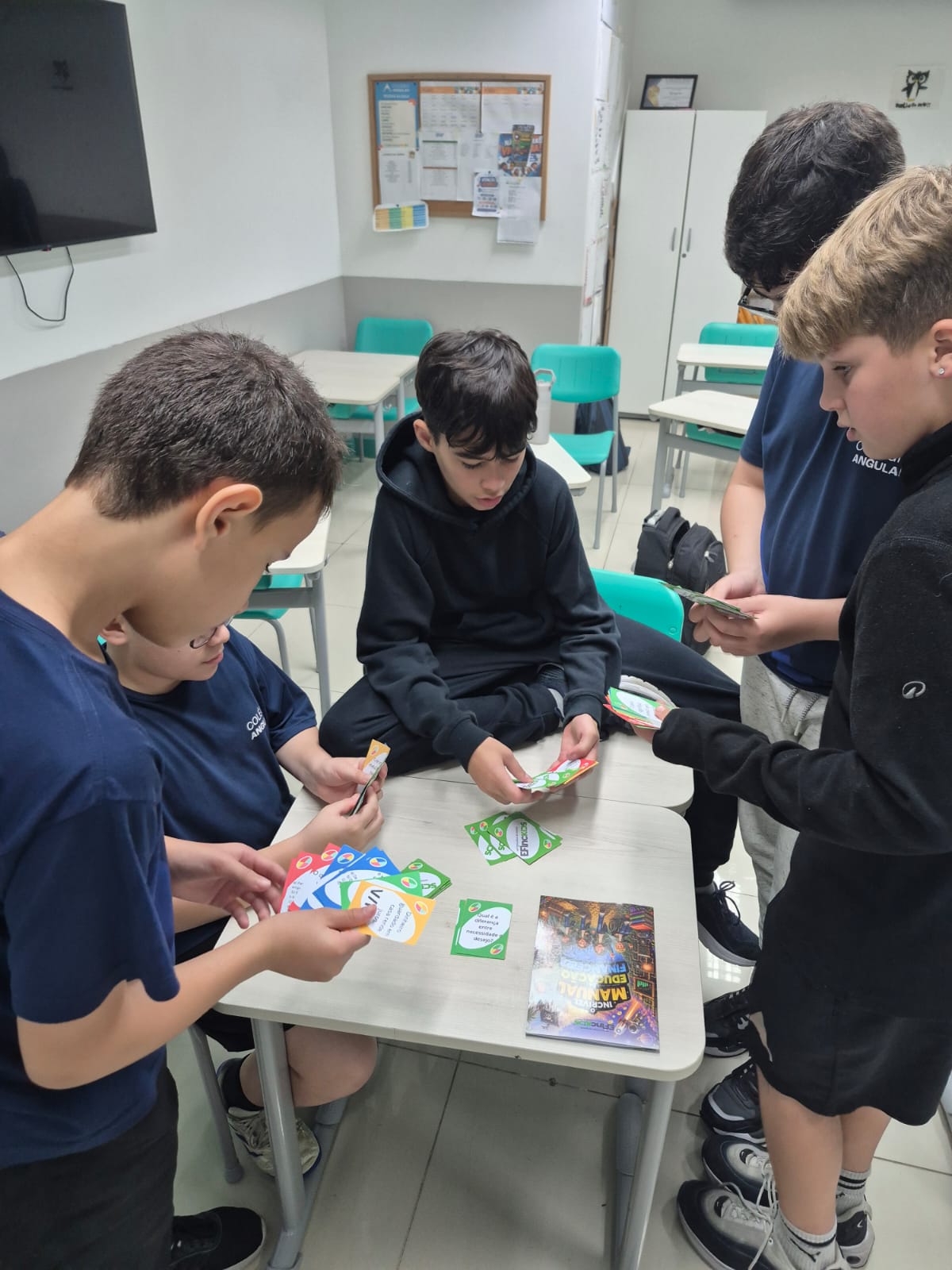 Jogo de cartas em sala